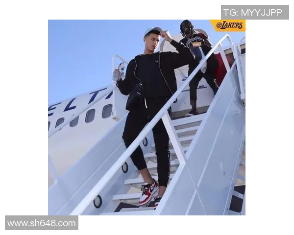 足球明星的时尚用品揭秘：从球场到T台的潮流风向标与个性选择